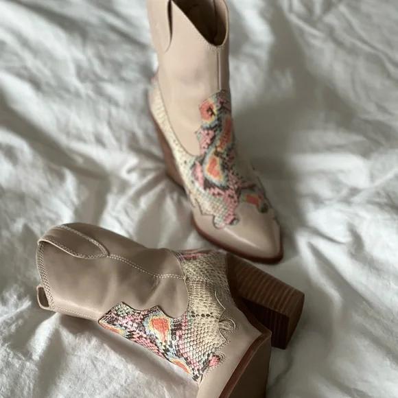 COPY - Aldo x Tezza Leather The Runaway Embossed Western Boots in Beige. - Picture 4 of 9